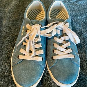 Taos Star Sneaker size 9 barely used!